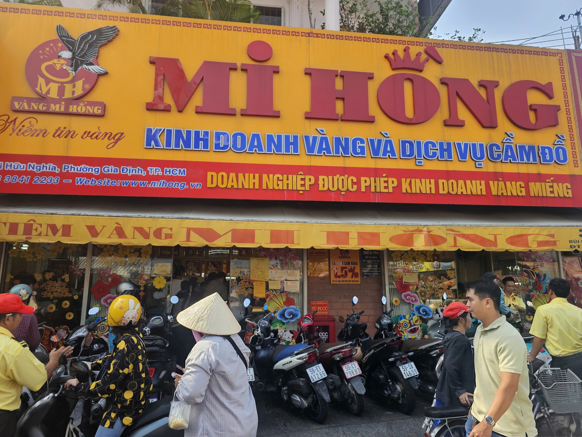 Sau c&uacute; rơi 8 triệu đồng/lượng, tiệm v&agrave;ng xuất hiện cảnh hiếm gặp- Ảnh 1.