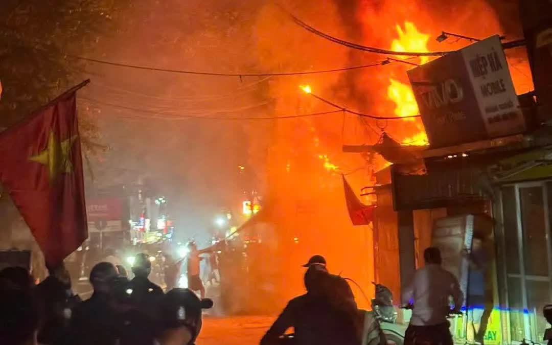 Hiện trường vụ ch&aacute;y tr&ecirc;n phố Định C&ocirc;ng Hạ. (Ảnh: Người d&acirc;n cung cấp)