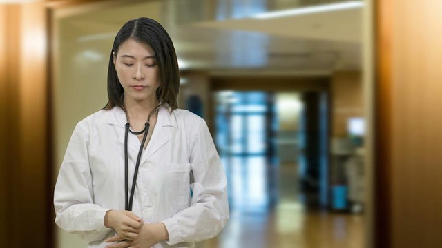 "V&ugrave;ng k&iacute;n" c&oacute; m&ugrave;i lạ v&agrave; kh&ocirc;, b&aacute;c sĩ tiết lộ "4 triệu chứng" c&oacute; thể l&agrave; teo &acirc;m đạo, phụ nữ m&atilde;n kinh c&agrave;ng kh&ocirc;ng được bỏ qua- Ảnh 1.