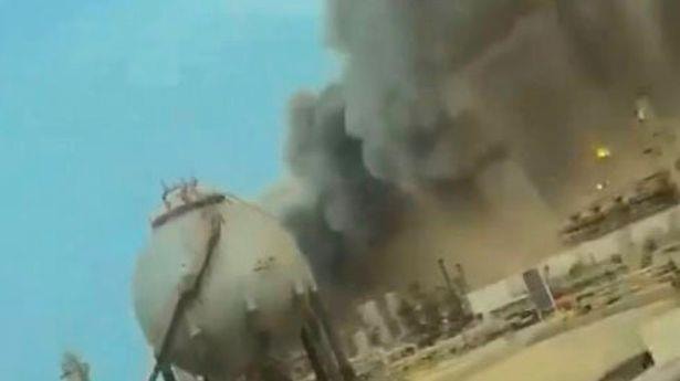 Trung t&acirc;m lọc dầu chủ chốt ở Ả rập X&ecirc; &uacute;t bốc ch&aacute;y sau vụ tấn c&ocirc;ng bằng UAV- Ảnh 1.