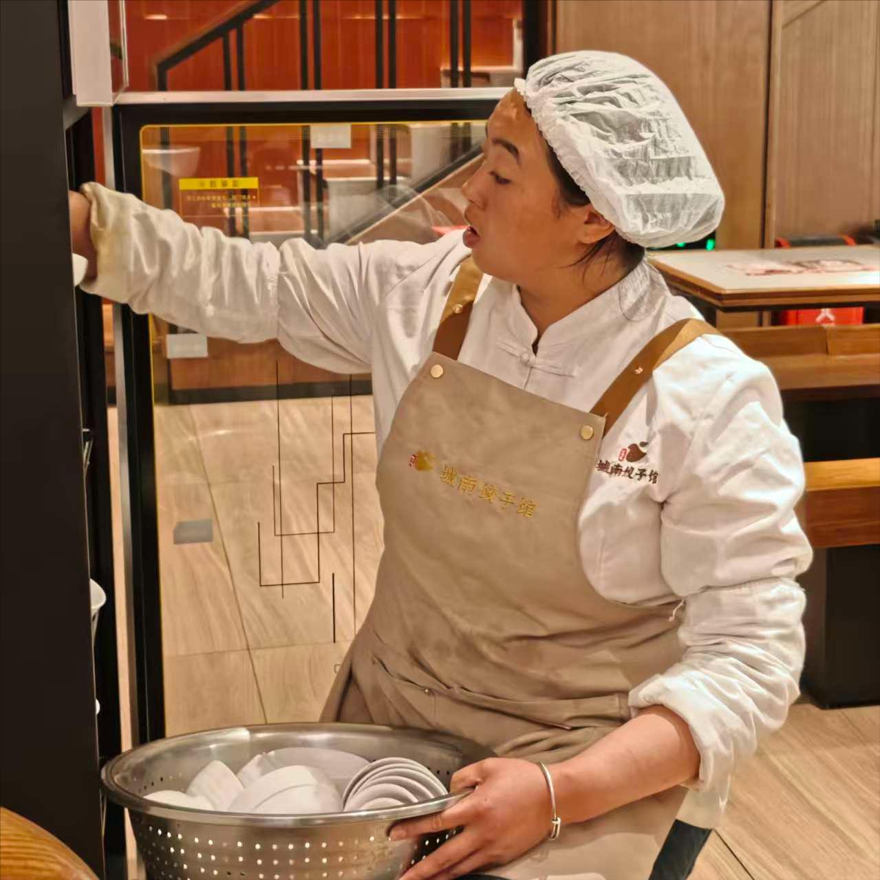 Thu nhập hơn 7 triệu đồng, l&agrave;m việc 14 tiếng/ng&agrave;y: Nh&oacute;m lao động tưởng &ldquo;l&eacute;p vế&rdquo; nay giữ vai tr&ograve; quan trọng cho ng&agrave;nh dịch vụ thay người trẻ- Ảnh 1.