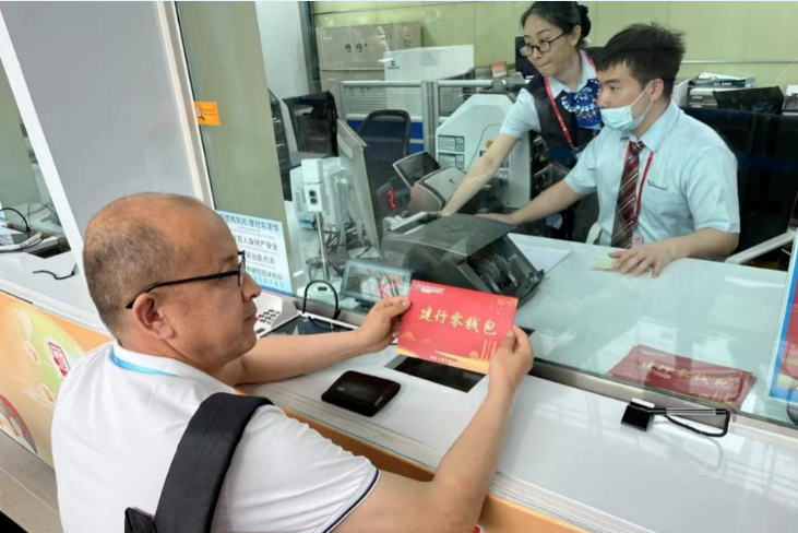 Kh&aacute;ch h&agrave;ng gửi tiết kiệm 5,7 tỷ đồng: 1 năm sau nhận về số tiền kh&oacute; tin- Ảnh 1.