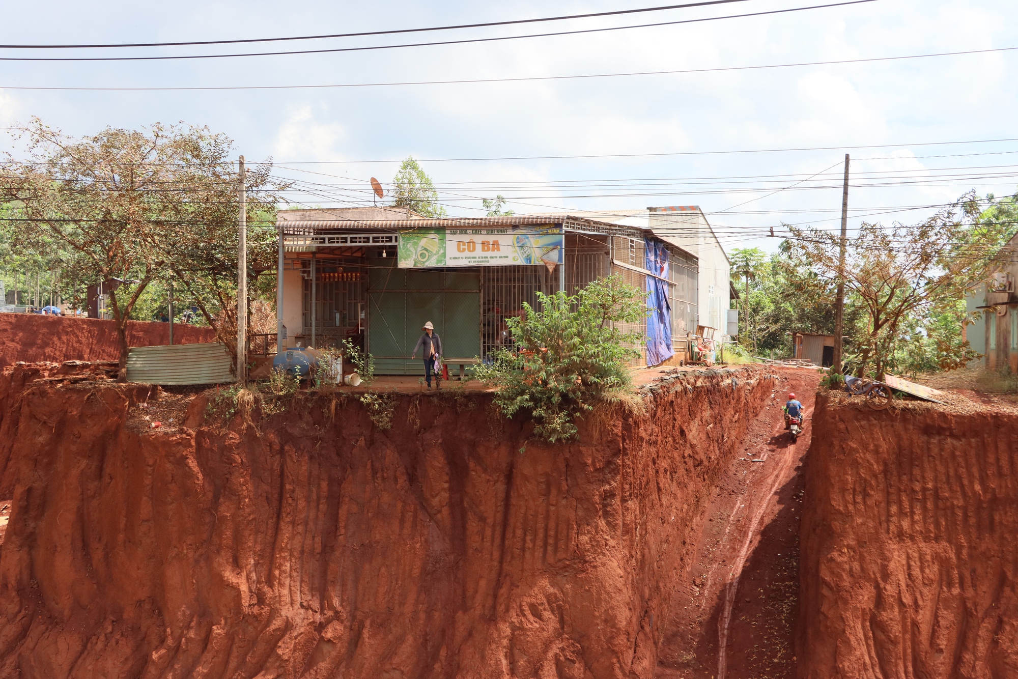 Cận cảnh nhiều nhà dân ở Đồng Nai nằm cheo leo bên mép vực do hạ cốt nền thi công đường- Ảnh 4. Cận cảnh nhiều nhà dân ở Đồng Nai nằm cheo leo bên mép vực do hạ cốt nền thi công đường- Ảnh 4.