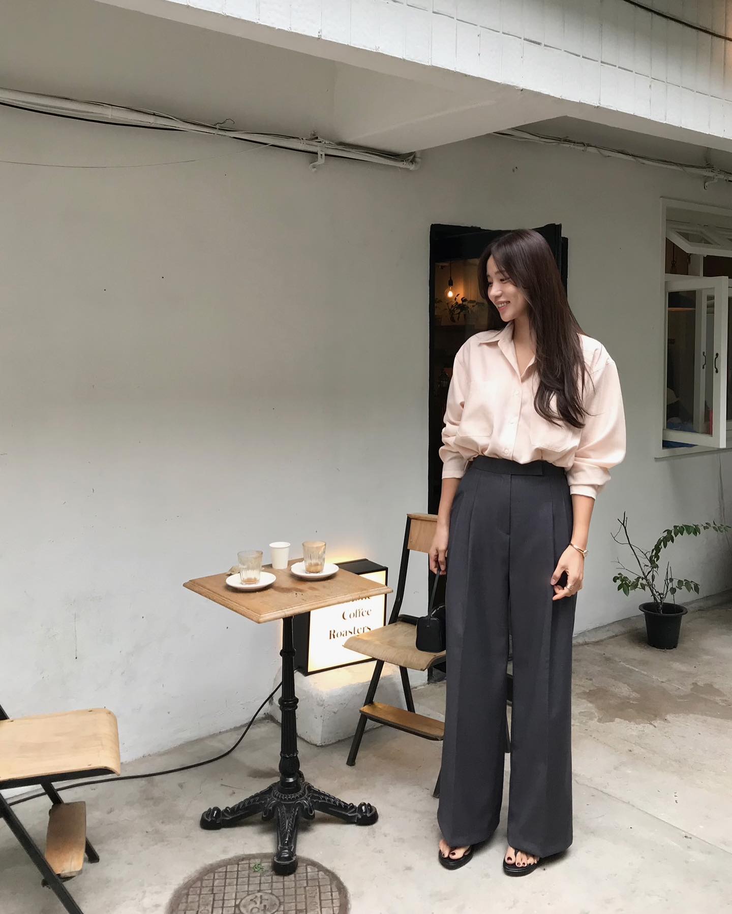 5 mẫu &aacute;o xu&acirc;n h&egrave; đẹp ho&agrave;n hảo khi phối c&ugrave;ng quần ống rộng- Ảnh 8.