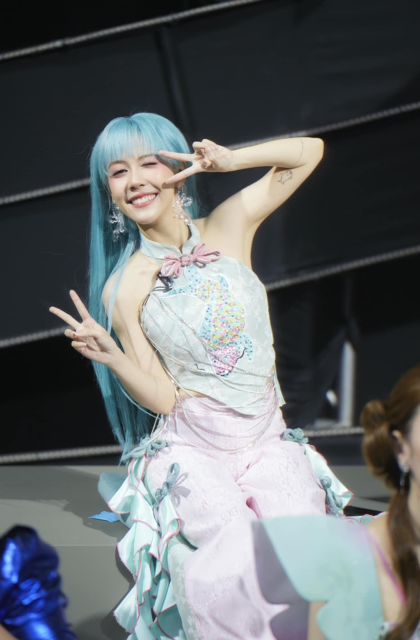 Nữ nghệ sĩ 3.6 tỷ views: Gia đ&igrave;nh 3 đời l&agrave;m qu&acirc;n nh&acirc;n, tuổi 30 mới t&igrave;m được hướng dẫn sử dụng nhan sắc- Ảnh 10.