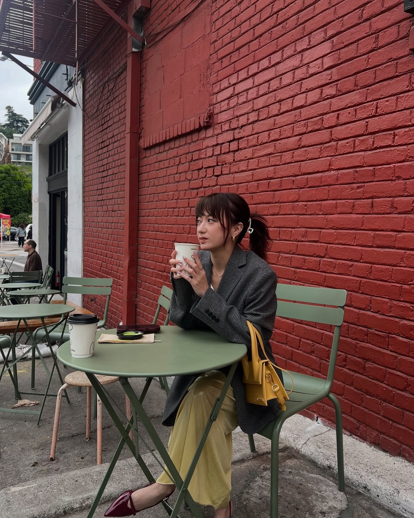 Mỹ nh&acirc;n Việt vừa được cầu h&ocirc;n: Nhan sắc "l&atilde;o h&oacute;a ngược", 32 tuổi m&agrave; như đ&ocirc;i mươi, style khiến g&aacute;i trẻ phải sao ch&eacute;p- Ảnh 7.