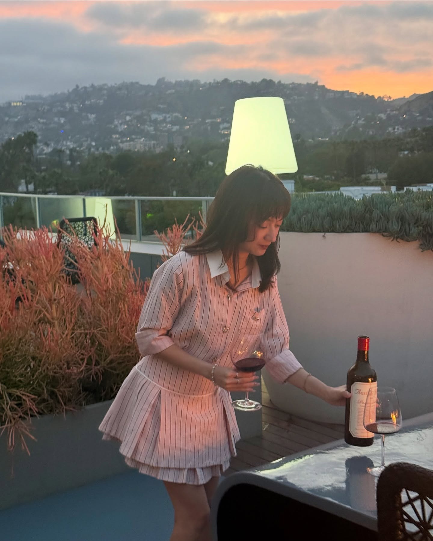 Mỹ nh&acirc;n Việt vừa được cầu h&ocirc;n: Nhan sắc "l&atilde;o h&oacute;a ngược", 32 tuổi m&agrave; như đ&ocirc;i mươi, style khiến g&aacute;i trẻ phải sao ch&eacute;p- Ảnh 9.