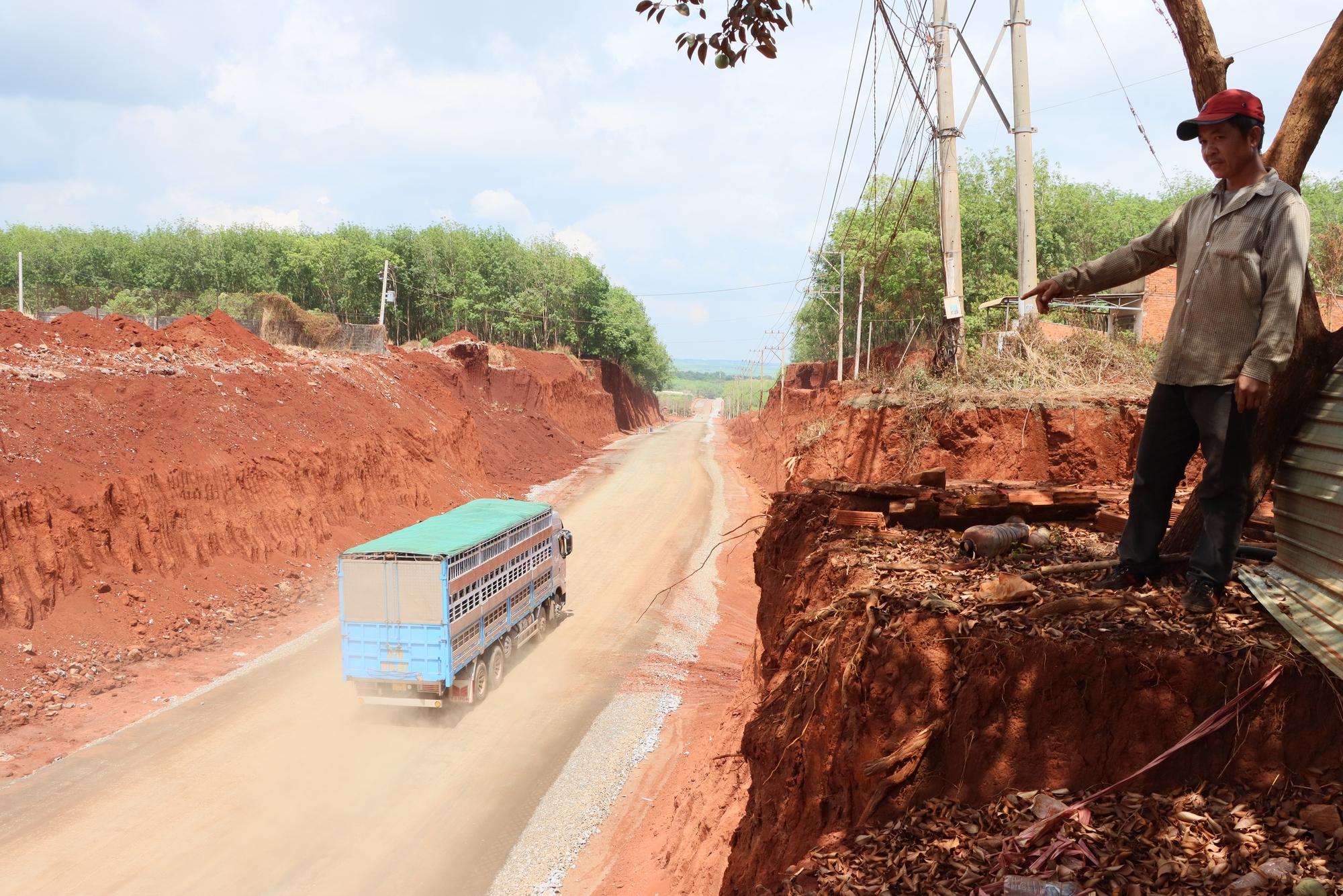 Cận cảnh nhiều nhà dân ở Đồng Nai nằm cheo leo bên mép vực do hạ cốt nền thi công đường- Ảnh 5. Cận cảnh nhiều nhà dân ở Đồng Nai nằm cheo leo bên mép vực do hạ cốt nền thi công đường- Ảnh 5.