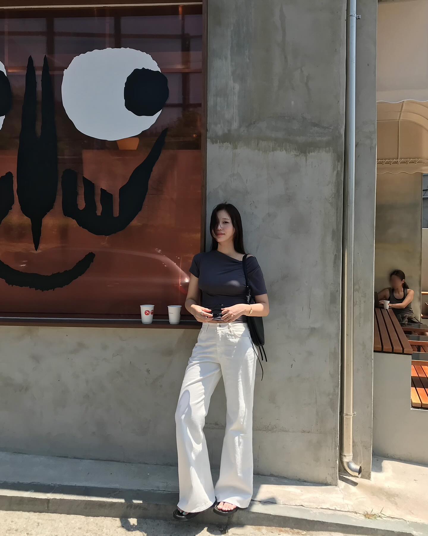 5 mẫu &aacute;o xu&acirc;n h&egrave; đẹp ho&agrave;n hảo khi phối c&ugrave;ng quần ống rộng- Ảnh 4.