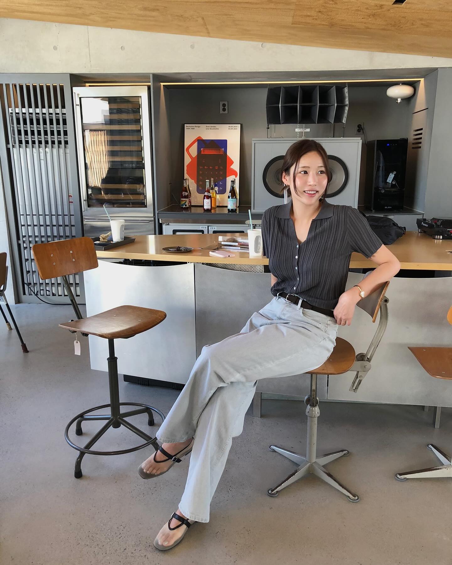 5 mẫu &aacute;o xu&acirc;n h&egrave; đẹp ho&agrave;n hảo khi phối c&ugrave;ng quần ống rộng- Ảnh 7.