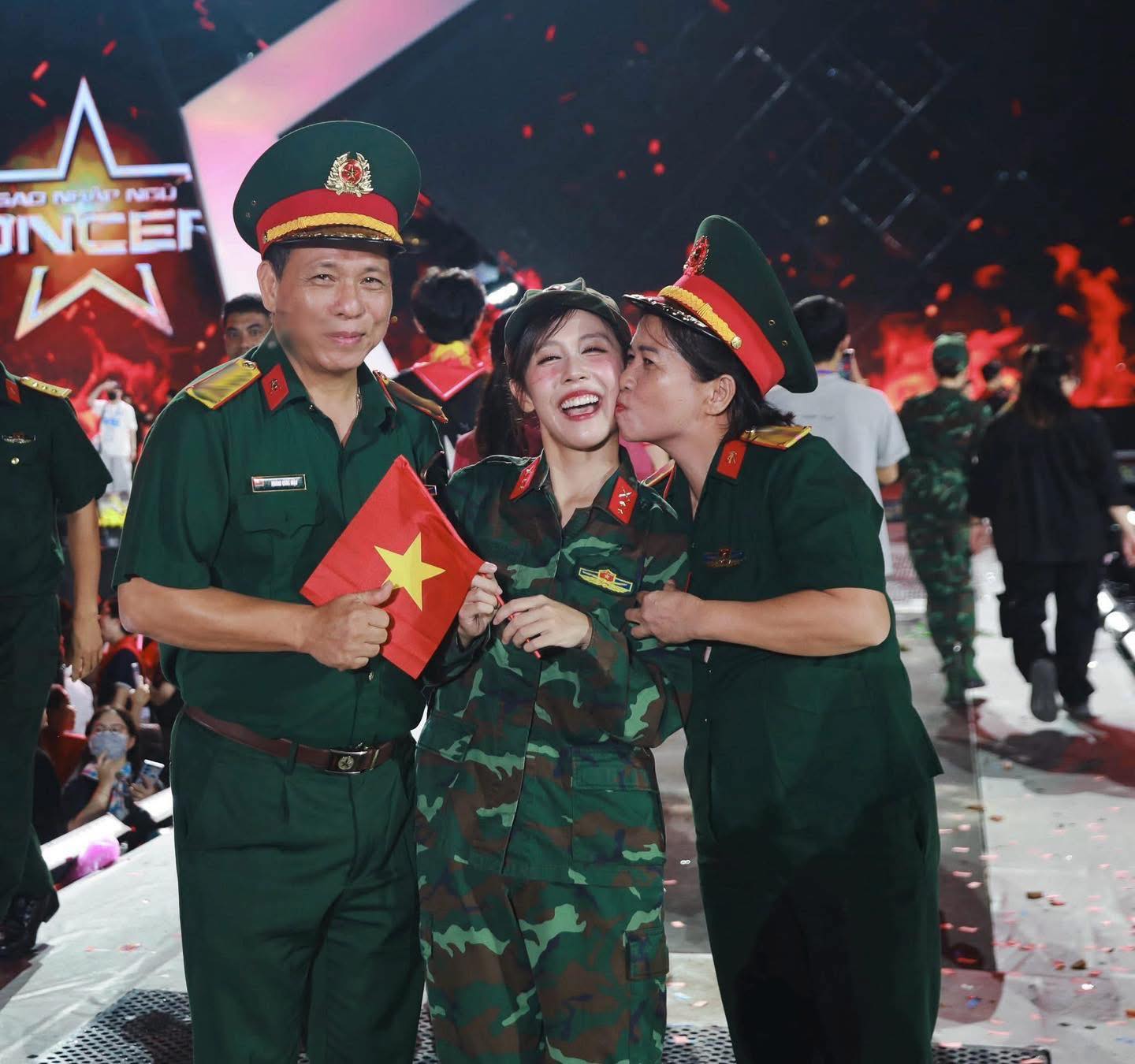 Nữ nghệ sĩ 3.6 tỷ views: Gia đ&igrave;nh 3 đời l&agrave;m qu&acirc;n nh&acirc;n, tuổi 30 mới t&igrave;m được hướng dẫn sử dụng nhan sắc- Ảnh 6.