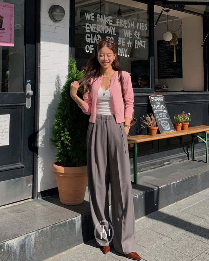 5 mẫu &aacute;o xu&acirc;n h&egrave; đẹp ho&agrave;n hảo khi phối c&ugrave;ng quần ống rộng- Ảnh 12.