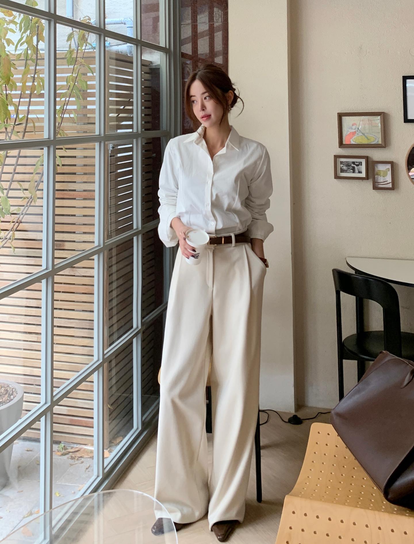 5 mẫu &aacute;o xu&acirc;n h&egrave; đẹp ho&agrave;n hảo khi phối c&ugrave;ng quần ống rộng- Ảnh 9.