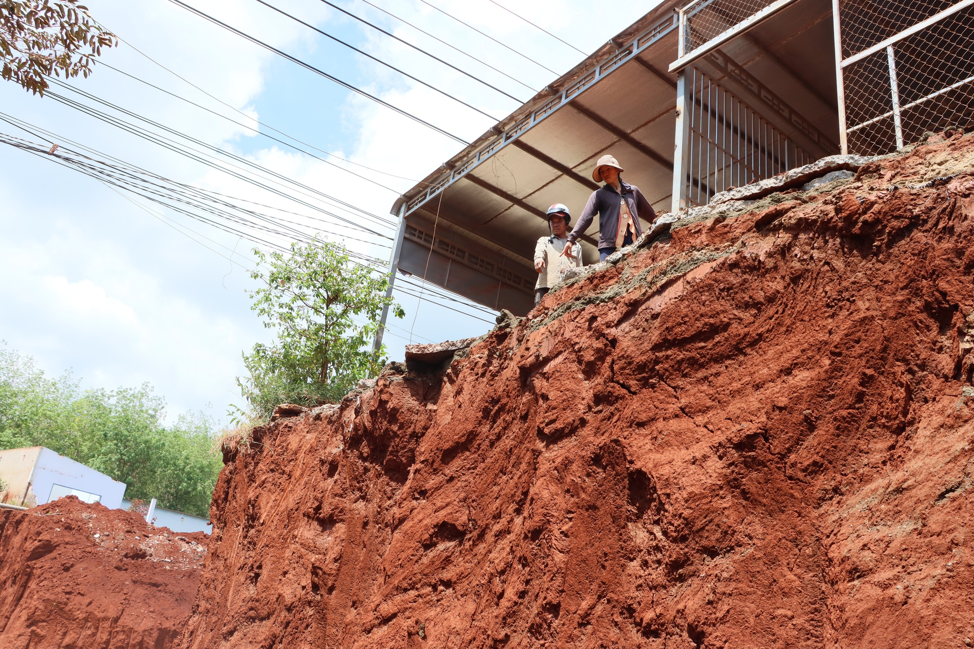 Cận cảnh nhiều nhà dân ở Đồng Nai nằm cheo leo bên mép vực do hạ cốt nền thi công đường- Ảnh 6. Cận cảnh nhiều nhà dân ở Đồng Nai nằm cheo leo bên mép vực do hạ cốt nền thi công đường- Ảnh 6.