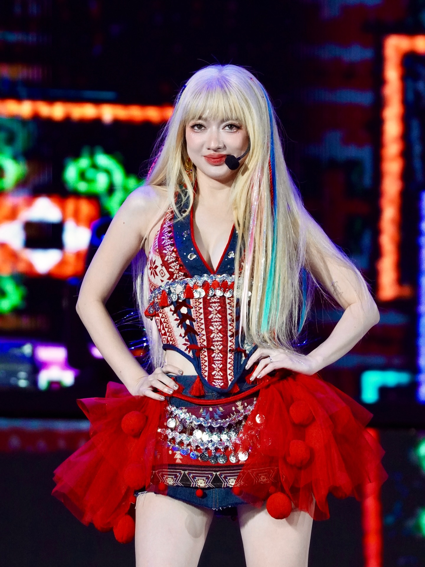 Lộ clip nữ ca sĩ Việt thử v&aacute;y cưới, chuẩn bị kết h&ocirc;n với chồng Việt kiều- Ảnh 4.