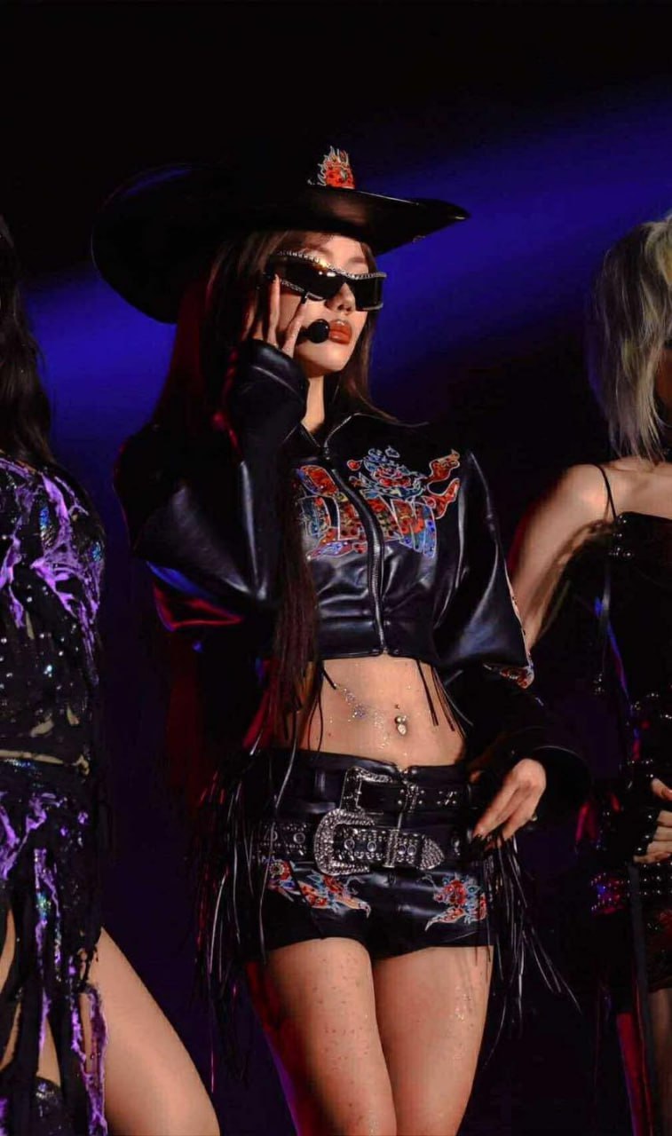 Phương Ly l&ecirc;nh đ&ecirc;nh giữa biển phơi body bốc lửa, ekip &ldquo;t&aacute; hoả&rdquo;- Ảnh 7.