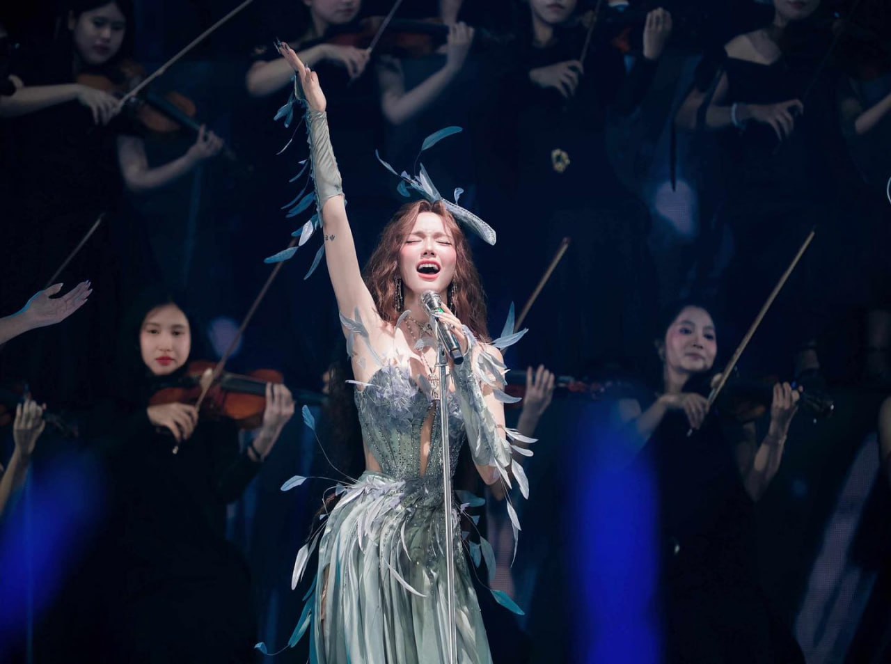 Phương Ly l&ecirc;nh đ&ecirc;nh giữa biển phơi body bốc lửa, ekip &ldquo;t&aacute; hoả&rdquo;- Ảnh 5.