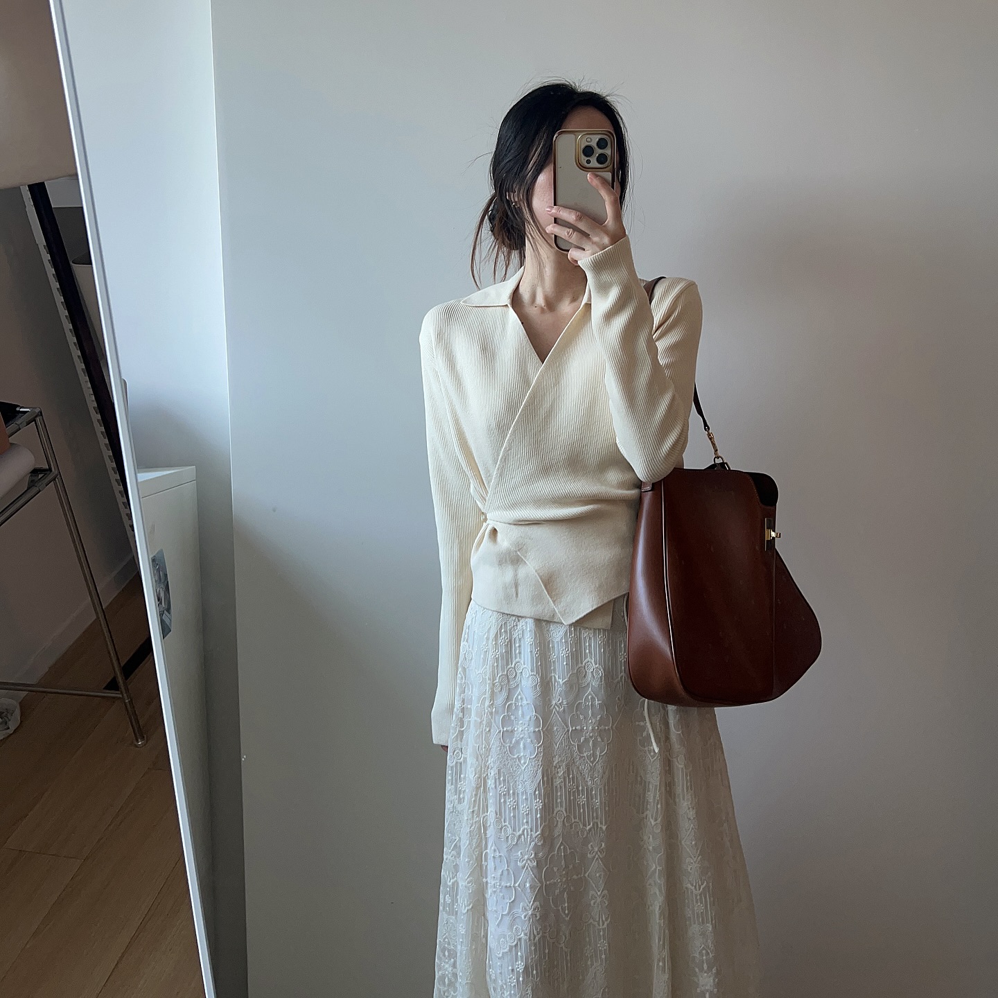 C&aacute;ch trở th&agrave;nh "ng&ocirc;i sao" thời trang c&ocirc;ng sở chỉ bằng những item quen thuộc- Ảnh 1.