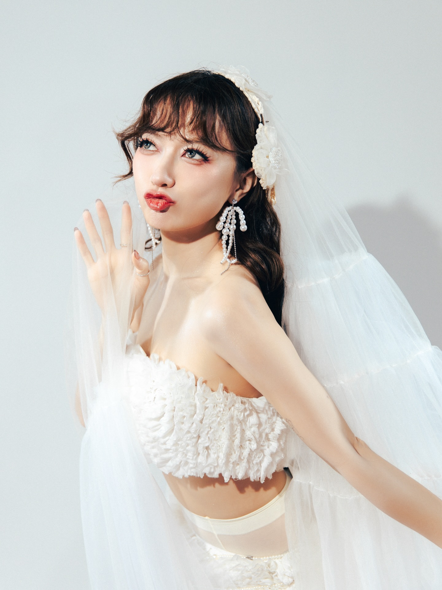 Lộ clip nữ ca sĩ Việt thử v&aacute;y cưới, chuẩn bị kết h&ocirc;n với chồng Việt kiều- Ảnh 5.