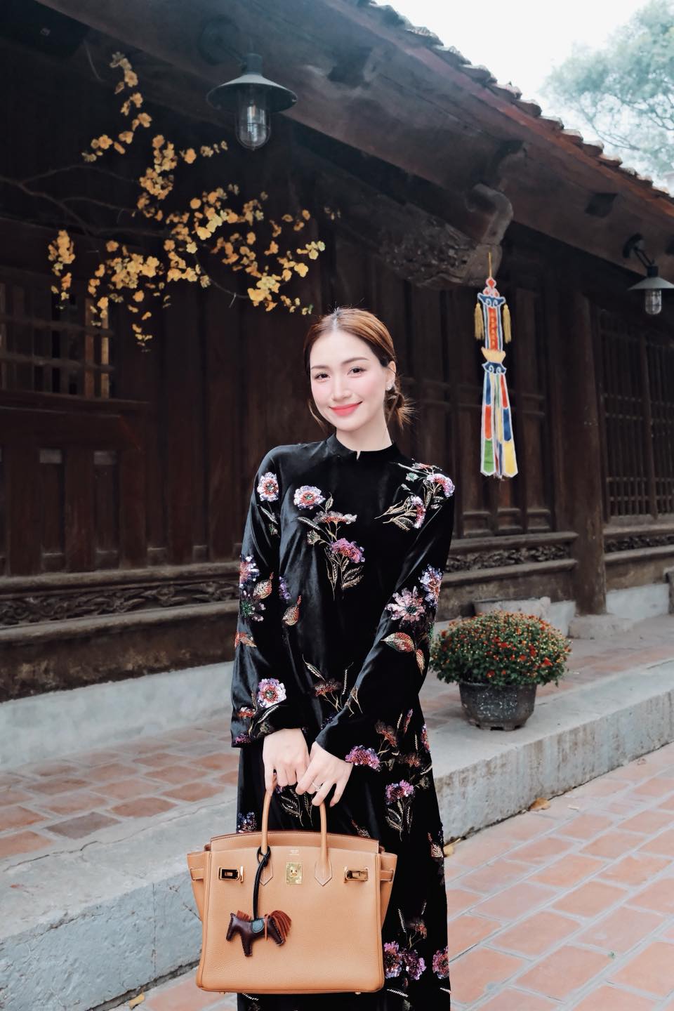 Ho&agrave; Minzy được fan tặng 