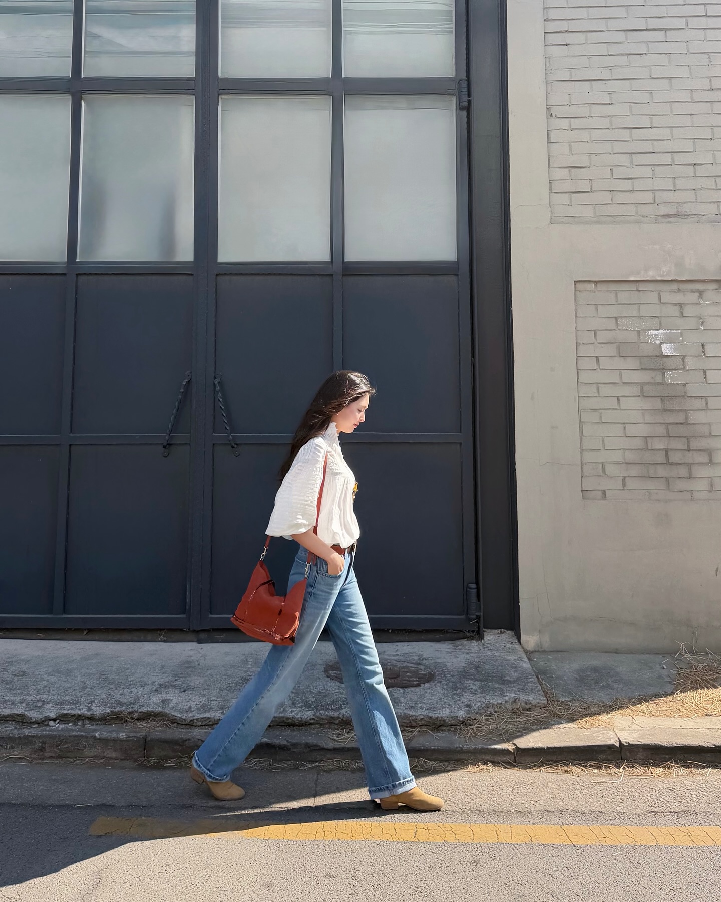 5 mẫu &aacute;o xu&acirc;n h&egrave; đẹp ho&agrave;n hảo khi phối c&ugrave;ng quần ống rộng- Ảnh 3.