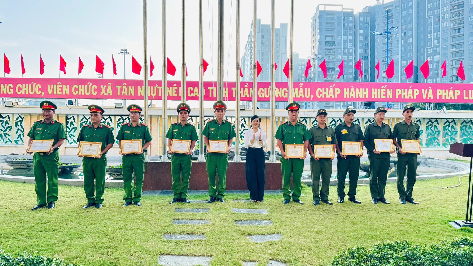 3 mẹ con bị kẻ lạ mặt cầm dao truy đuổi ngay trong nh&agrave; l&uacute;c nửa đ&ecirc;m, cướp trắng xe m&aacute;y- Ảnh 2.