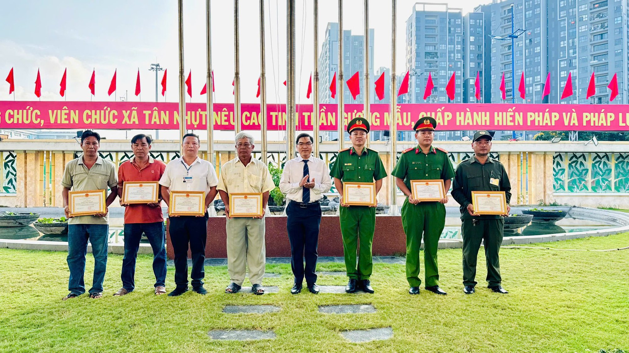 3 mẹ con bị kẻ lạ mặt cầm dao truy đuổi ngay trong nh&agrave; l&uacute;c nửa đ&ecirc;m, cướp trắng xe m&aacute;y- Ảnh 1.