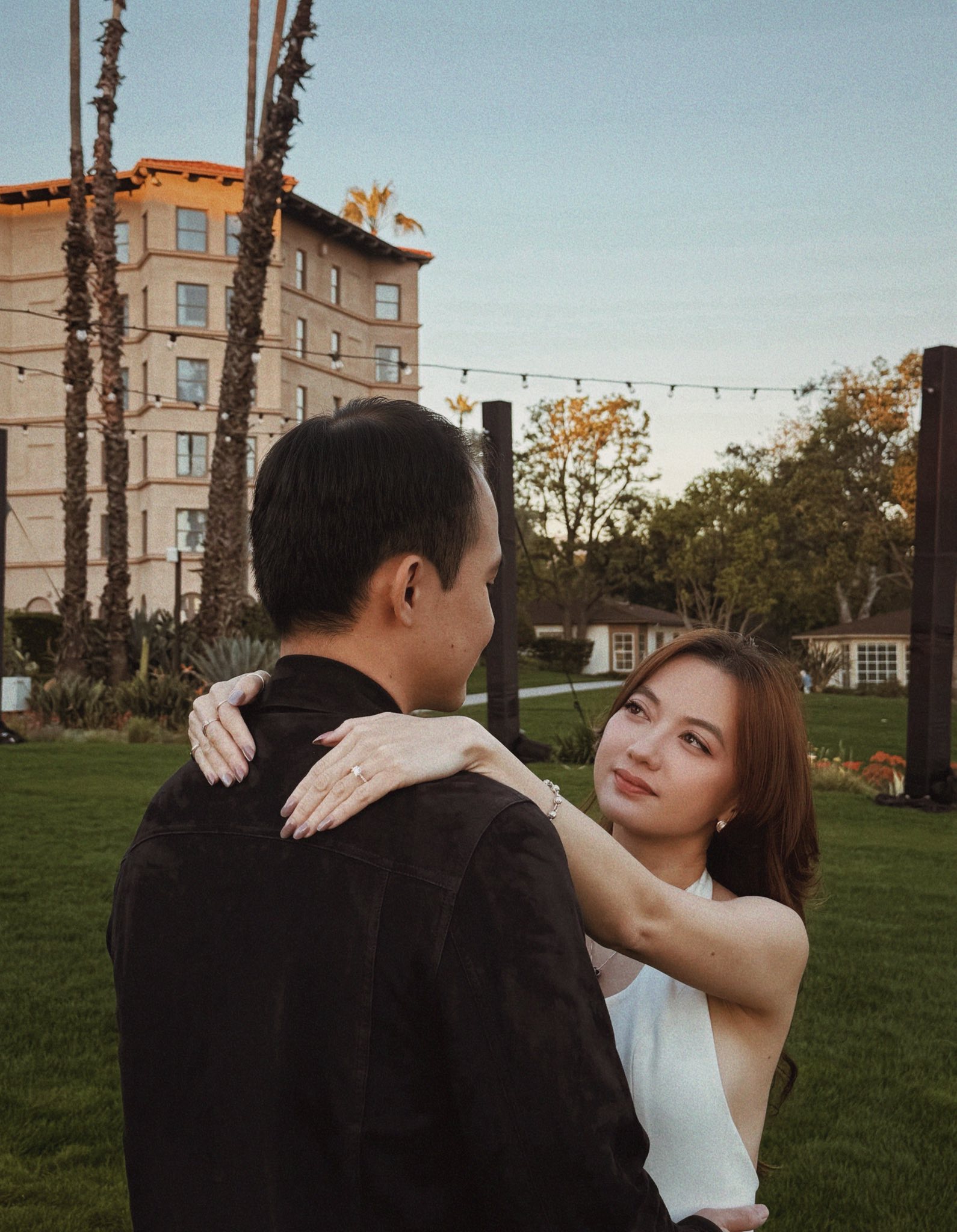 Lộ clip nữ ca sĩ Việt thử v&aacute;y cưới, chuẩn bị kết h&ocirc;n với chồng Việt kiều- Ảnh 3.