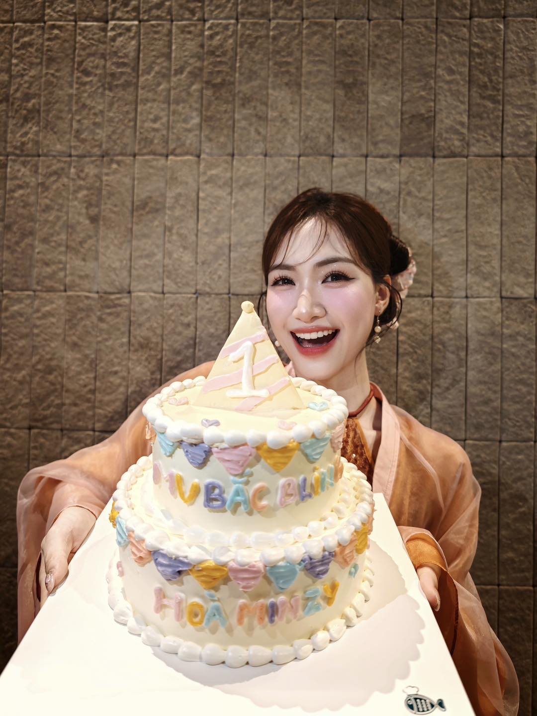 Ho&agrave; Minzy được fan tặng 