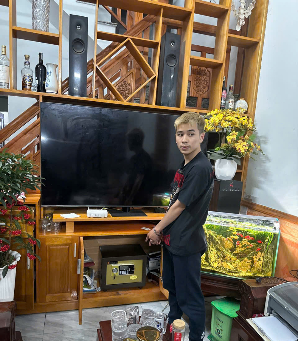 3 c&acirc;y v&agrave;ng &ldquo;bốc hơi&rdquo; khỏi k&eacute;t sắt k&iacute;n bưng ng&agrave;y m&ugrave;ng 5 Tết: H&eacute; lộ manh mối từ chiếc iPhone 17 Pro Max thanh ni&ecirc;n SN 2005 mua tặng bạn g&aacute;i- Ảnh 1.