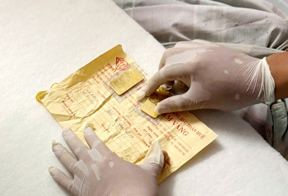 3 c&acirc;y v&agrave;ng &ldquo;bốc hơi&rdquo; khỏi k&eacute;t sắt k&iacute;n bưng ng&agrave;y m&ugrave;ng 5 Tết: H&eacute; lộ manh mối từ chiếc iPhone 17 Pro Max thanh ni&ecirc;n SN 2005 mua tặng bạn g&aacute;i- Ảnh 2.