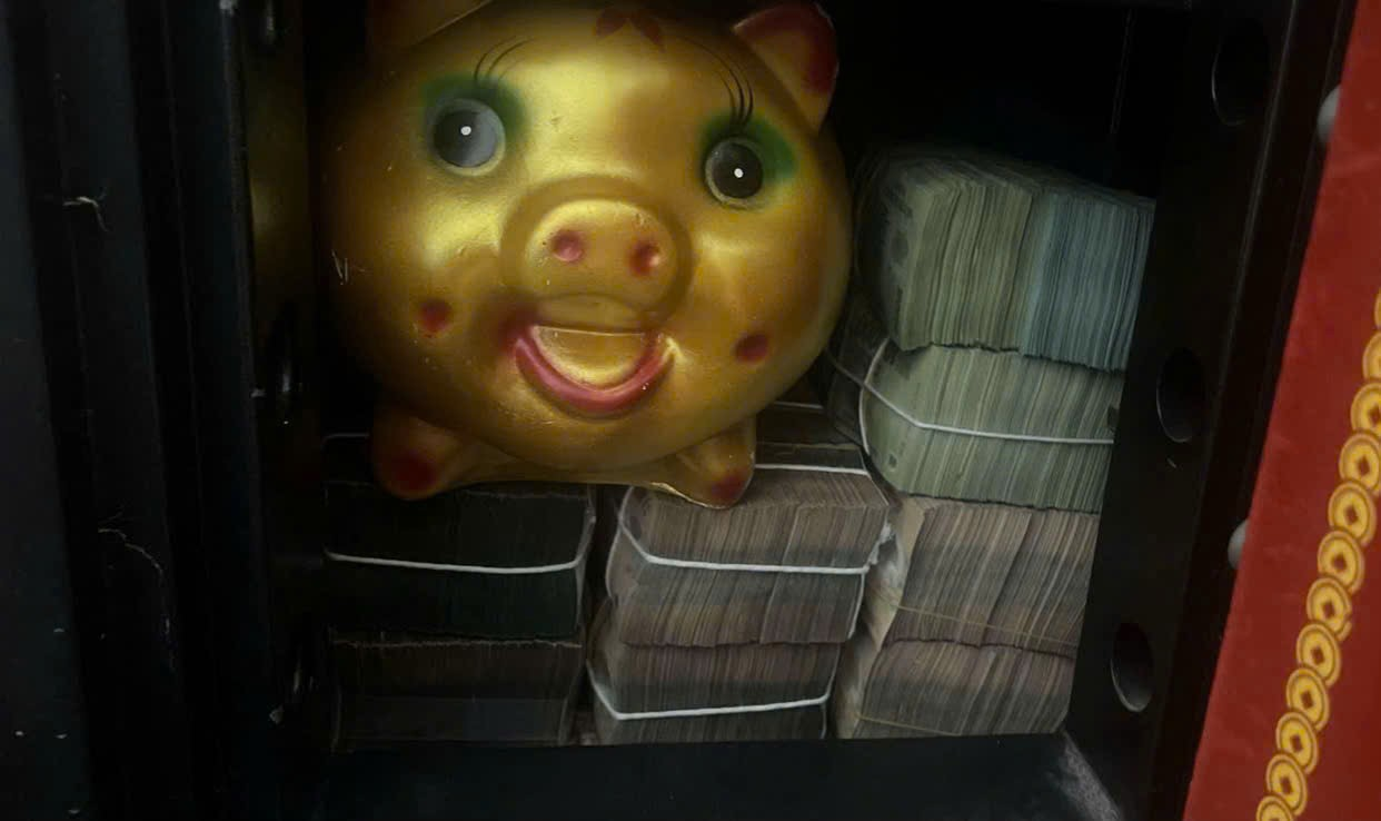 Bức ảnh k&eacute;t sắt của cặp vợ chồng lương 23 triệu khiến d&acirc;n mạng &ldquo;cho&aacute;ng&rdquo;: Sao m&agrave;&hellip;- Ảnh 1.