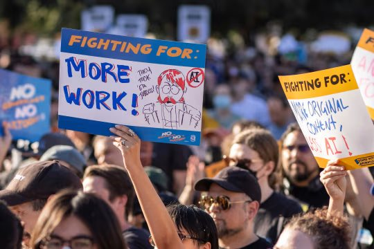 Nỗi lo sa thải h&agrave;ng loạt bao tr&ugrave;m Phố Wall- Ảnh 3.