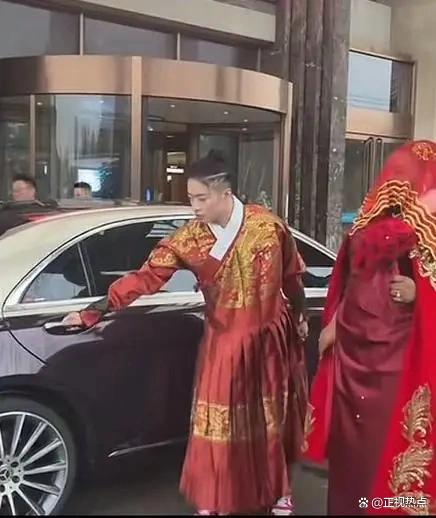 Ch&uacute; rể Trung Quốc cưới c&ocirc; d&acirc;u Mỹ hơn 20 tuổi: Tin đồn "10 triệu USD" v&agrave; biểu cảm "g&acirc;y b&atilde;o" của mẹ chồng- Ảnh 2.