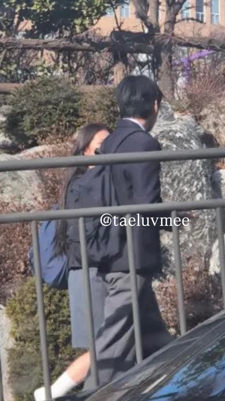 "Bắt gọn" V (BTS) bên cô gái lạ!- Ảnh 2. "Bắt gọn" V (BTS) bên cô gái lạ!- Ảnh 2.