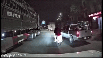 Cả gia đình đi xe máy bị ô tô bán tải chèn ngã ở Hà Nội: Vợ cầm lái, chồng chỉ nói một câu về tài xế- Ảnh 1. Cả gia đình đi xe máy bị ô tô bán tải chèn ngã ở Hà Nội: Vợ cầm lái, chồng chỉ nói một câu về tài xế- Ảnh 1.