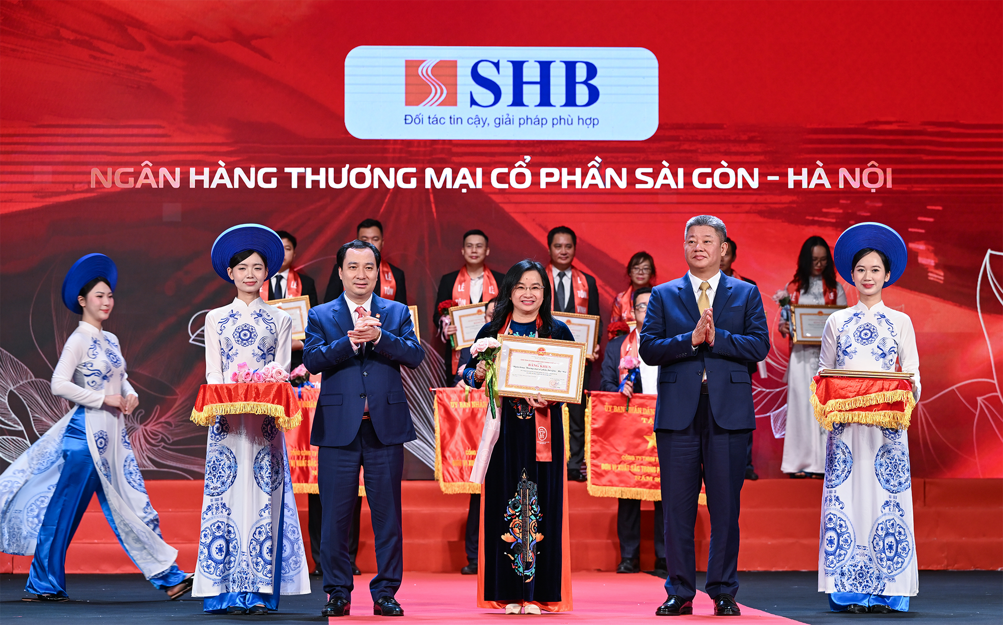 SHB chọn phát triển bền vững làm điểm tựa để viết tiếp câu chuyện Việt Nam- Ảnh 1. SHB chọn phát triển bền vững làm điểm tựa để viết tiếp câu chuyện Việt Nam- Ảnh 1.