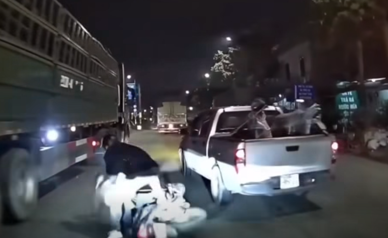 H&agrave; Nội: Cảnh s&aacute;t l&agrave;m việc với t&agrave;i xế xe b&aacute;n tải ch&egrave;n ng&atilde; 3 người đi xe m&aacute;y- Ảnh 1.