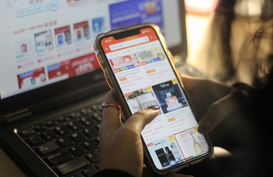 Đang thanh to&aacute;n đơn h&agrave;ng online, mẹ H&agrave; Nội sửng sốt trước c&acirc;u n&oacute;i của con trai lớp 6: "T&ocirc;i kh&ocirc;ng ngờ m&igrave;nh tụt hậu đến thế!"- Ảnh 1.