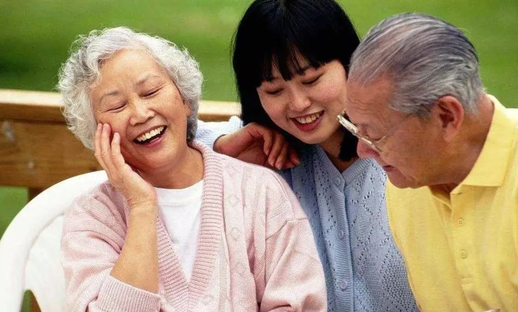 Muốn biết con c&aacute;i c&oacute; hiếu thảo hay kh&ocirc;ng rất dễ: Cứ nh&igrave;n 3 biểu hiện n&agrave;y l&agrave; s&aacute;ng tỏ mười mươi!- Ảnh 1.