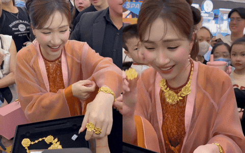 Ho&agrave; Minzy được fan tặng 