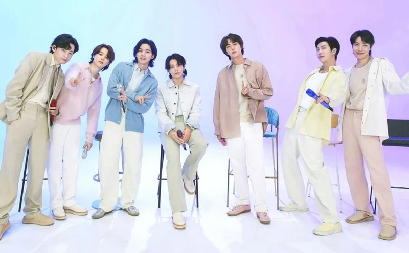 "Bắt gọn" V (BTS) bên cô gái lạ!- Ảnh 4. "Bắt gọn" V (BTS) bên cô gái lạ!- Ảnh 4.