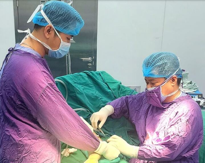 T&ecirc; ng&oacute;n tay &uacute;t tưởng chuyện nhỏ, người đ&agrave;n &ocirc;ng su&yacute;t teo cả b&agrave;n tay- Ảnh 1.