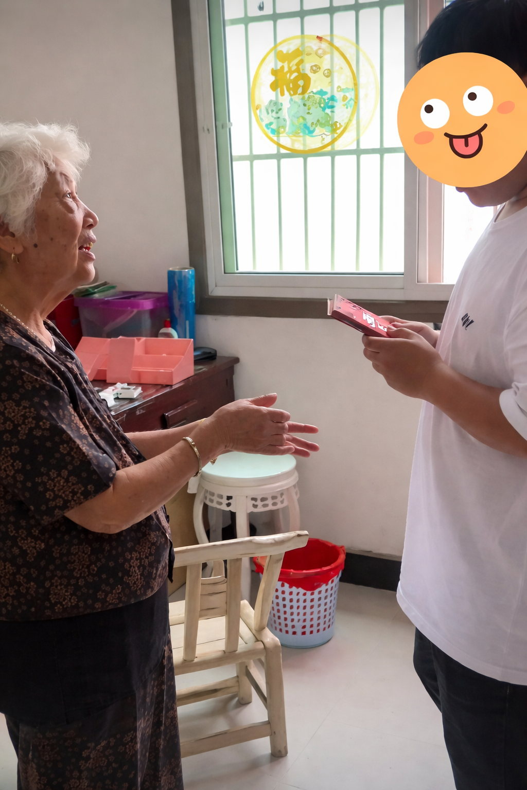 Bà nội nuôi cháu suốt 10 năm, ngày cháu đỗ ĐH còn mừng 300 triệu nhưng một câu nói của cháu lại khiến bà "muối mặt"- Ảnh 2. Bà nội nuôi cháu suốt 10 năm, ngày cháu đỗ ĐH còn mừng 300 triệu nhưng một câu nói của cháu lại khiến bà "muối mặt"- Ảnh 2.