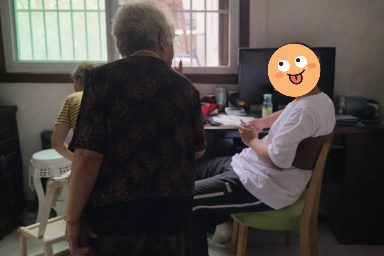 Bà nội nuôi cháu suốt 10 năm, ngày cháu đỗ ĐH còn mừng 300 triệu nhưng một câu nói của cháu lại khiến bà "muối mặt"- Ảnh 1. Bà nội nuôi cháu suốt 10 năm, ngày cháu đỗ ĐH còn mừng 300 triệu nhưng một câu nói của cháu lại khiến bà "muối mặt"- Ảnh 1.