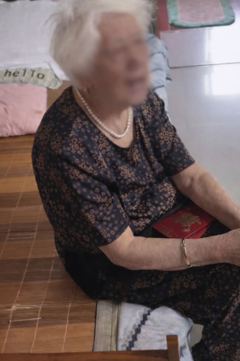 Bà nội nuôi cháu suốt 10 năm, ngày cháu đỗ ĐH còn mừng 300 triệu nhưng một câu nói của cháu lại khiến bà "muối mặt"- Ảnh 3. Bà nội nuôi cháu suốt 10 năm, ngày cháu đỗ ĐH còn mừng 300 triệu nhưng một câu nói của cháu lại khiến bà "muối mặt"- Ảnh 3.