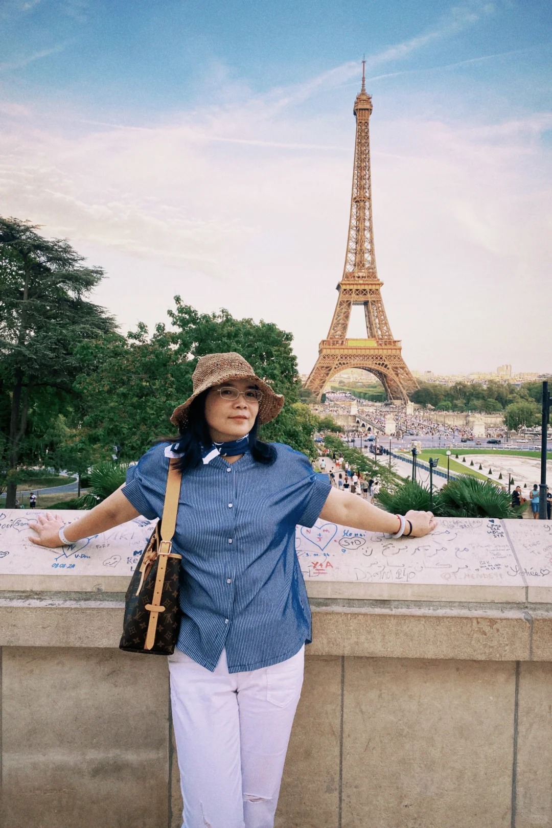 Gi&uacute;p việc sau Tết đi du lịch Ph&aacute;p, chụp ảnh gửi về cho chủ nh&agrave; đang tự cọ toilet- Ảnh 4.