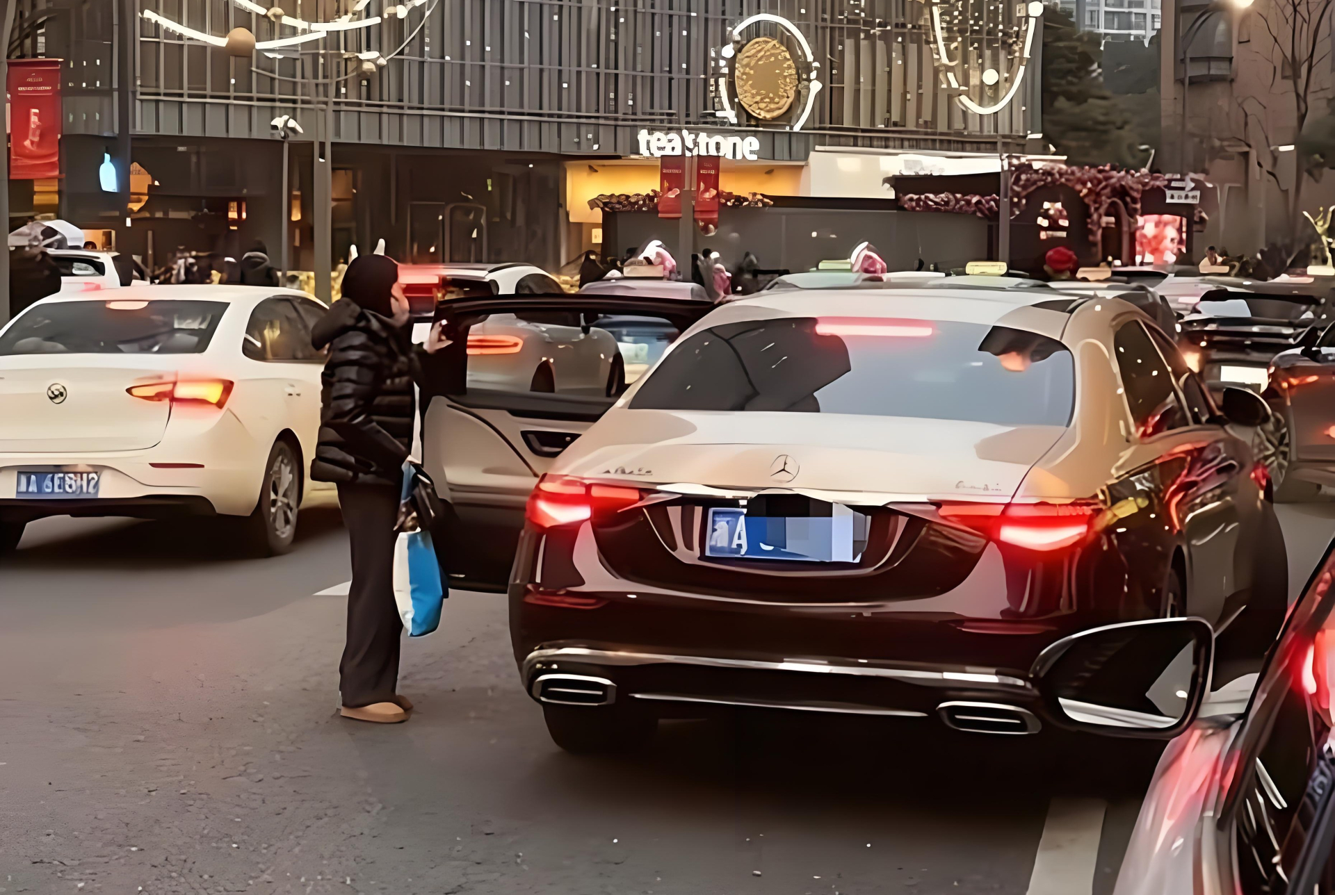 Video một người phụ nữ bước ra từ xe Maybach trước cổng trường quốc tế g&acirc;y x&ocirc;n xao- Ảnh 1.