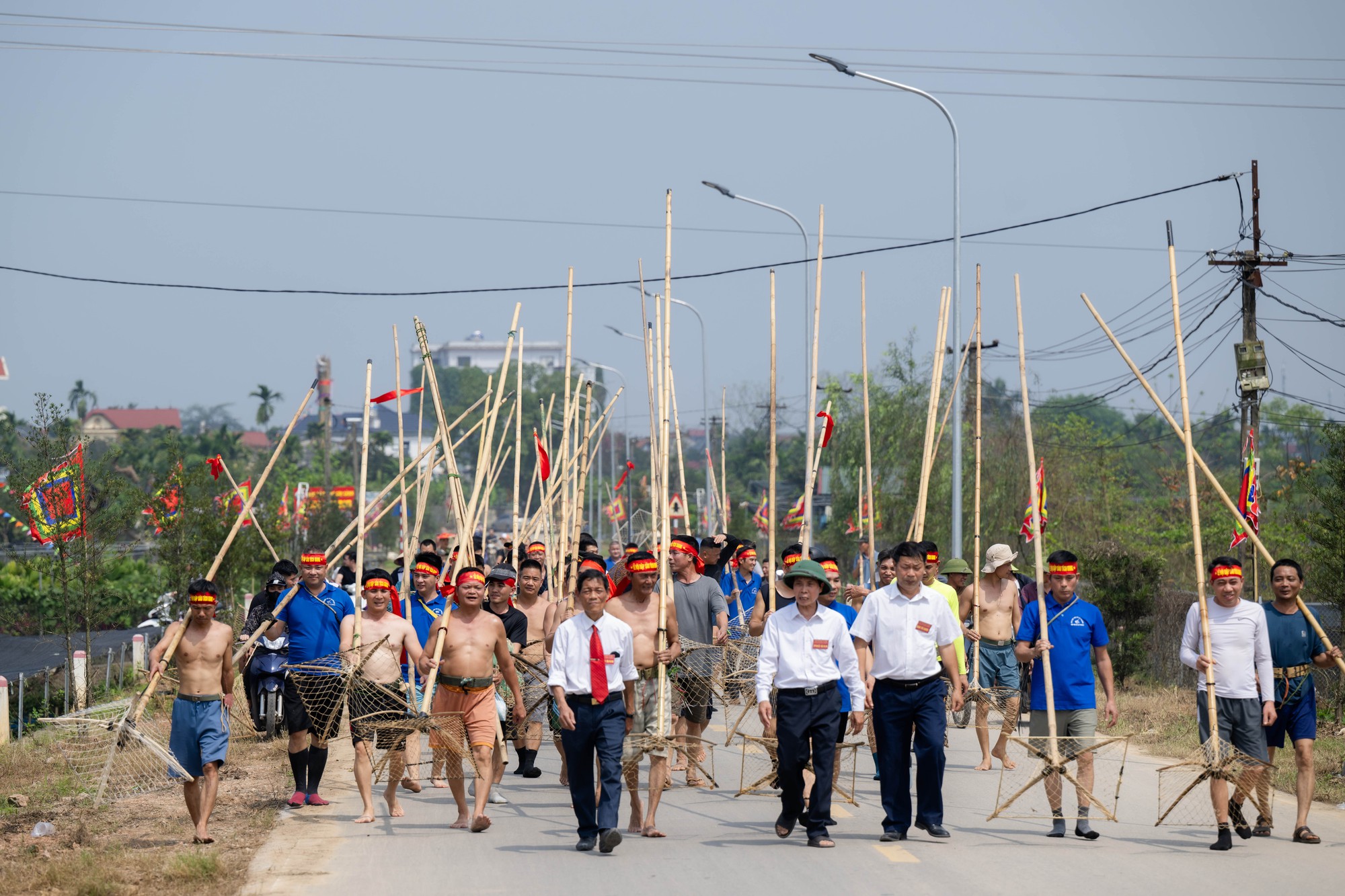 3 năm mới c&oacute; 1 lần, h&agrave;ng trăm trai l&agrave;ng xứ Đo&agrave;i đồng loạt dập s&agrave;o, c&aacute; quẫy trắng cả kh&uacute;c s&ocirc;ng- Ảnh 1.
