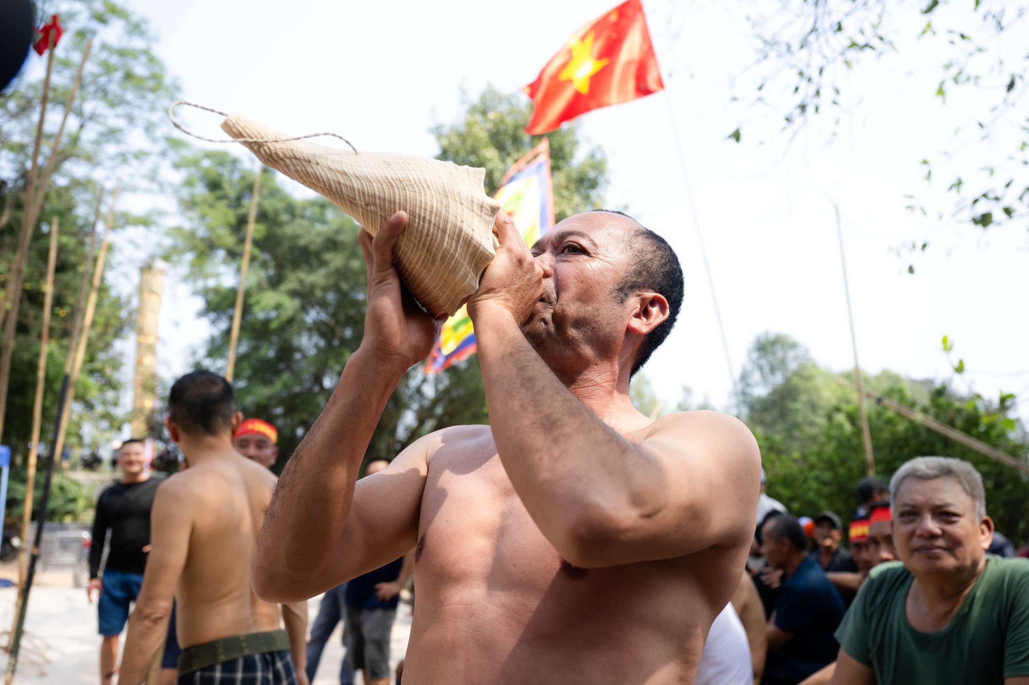 3 năm mới c&oacute; 1 lần, h&agrave;ng trăm trai l&agrave;ng xứ Đo&agrave;i đồng loạt dập s&agrave;o, c&aacute; quẫy trắng cả kh&uacute;c s&ocirc;ng- Ảnh 5.